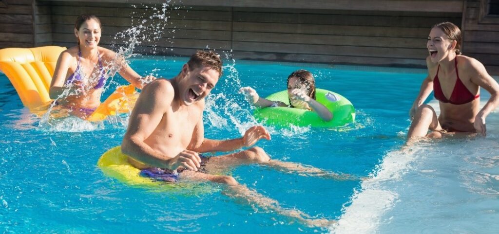 se divertir dans sa piscine